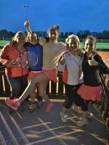 Marianne, Petra, Hana, Susi und Jasmin nach dem knappen Sieg